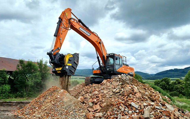A crusher bucket BF120.4 is crushing bricks directly at the jobsite.