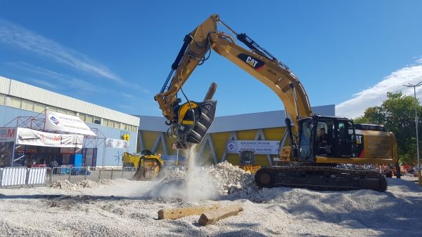 frantumazione traversine con il frantoio per escavatore BF90.3