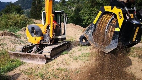 The MB-S10 screening bucket working on a Kubota mini-excavator