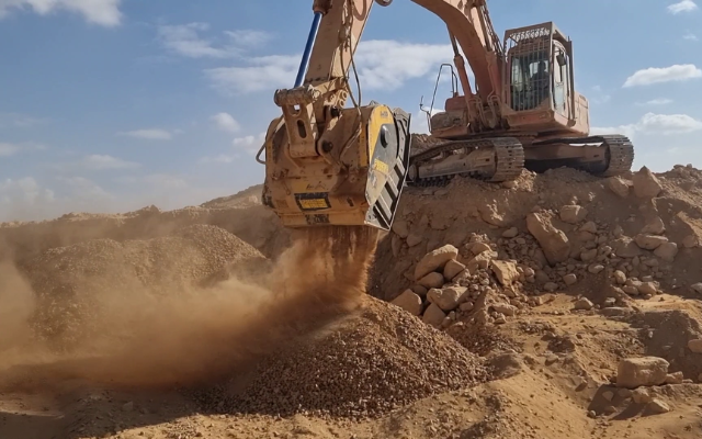 Il frantoio BF120.4 di MB Crusher sull'escavatore Doosan 340 lavora il basalto direttamente in cava